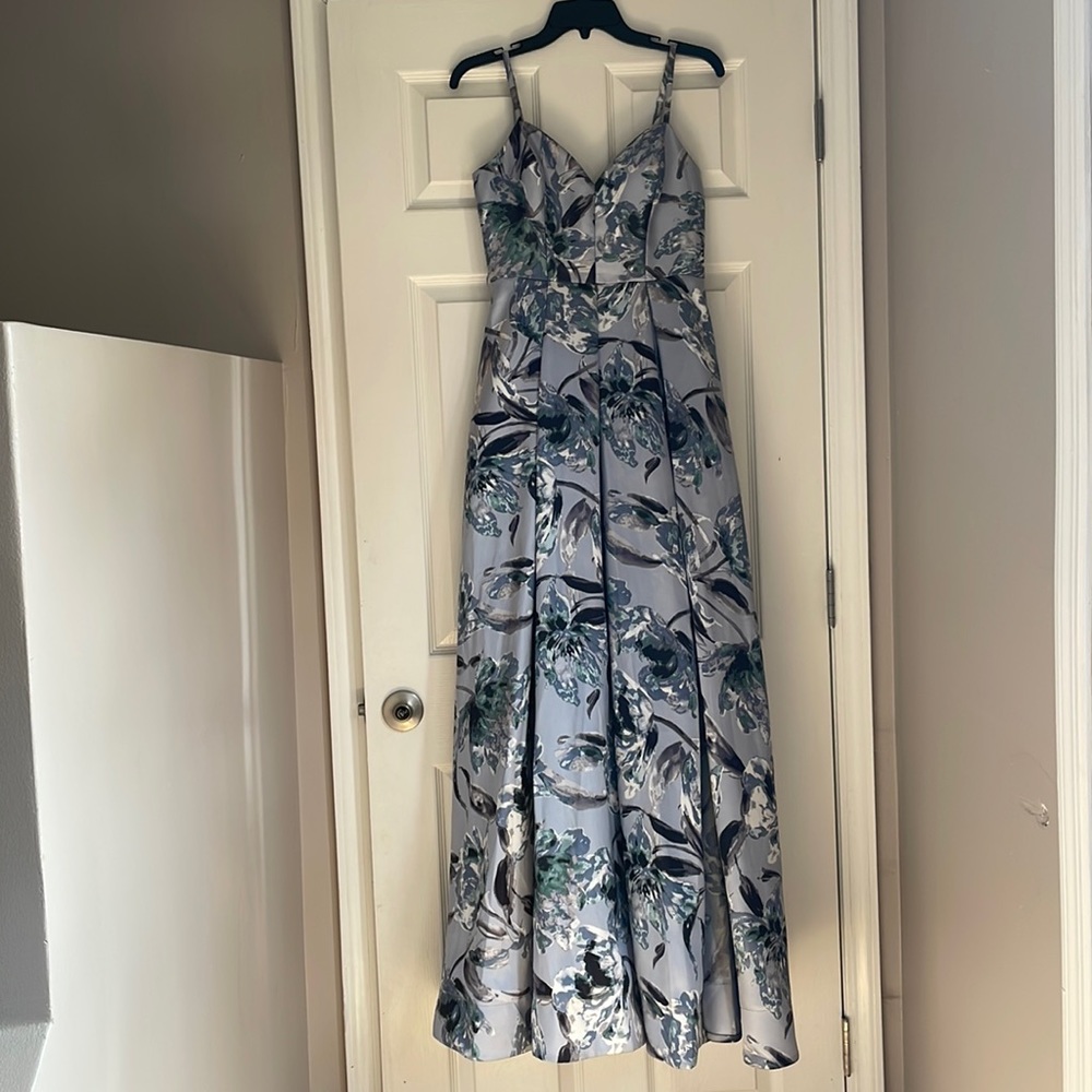 This dress is super cute and would be great for a prom or homecoming!Size 7